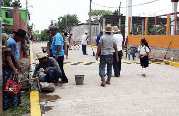 Antorcha realiza trabajo colectivo para mejorar espacios públicos en Guichicovi 