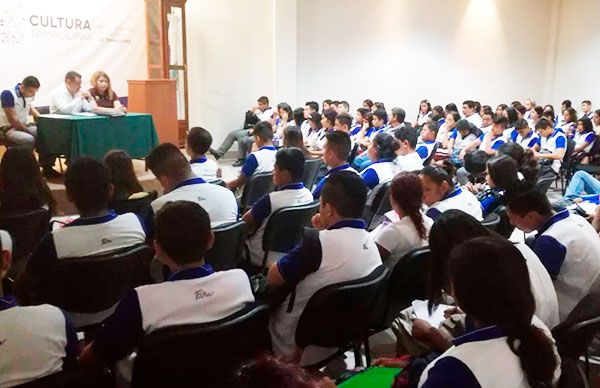 Dirigente de Antorcha imparte conferencia de Historia a jóvenes