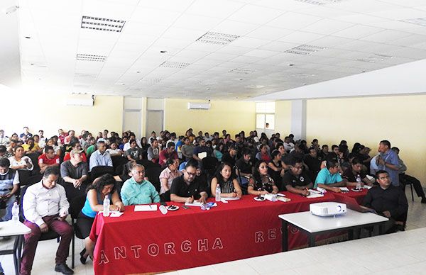 Imparten conferencia sobre ciencia y política a docentes de Tecomatlán