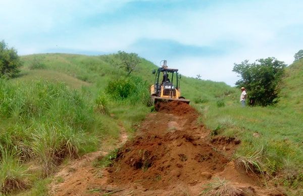 Logran apertura de camino sacacosechas en el ejido del km 21