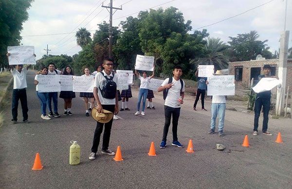 Continúan con protesta jóvenes indígenas de El Fuerte