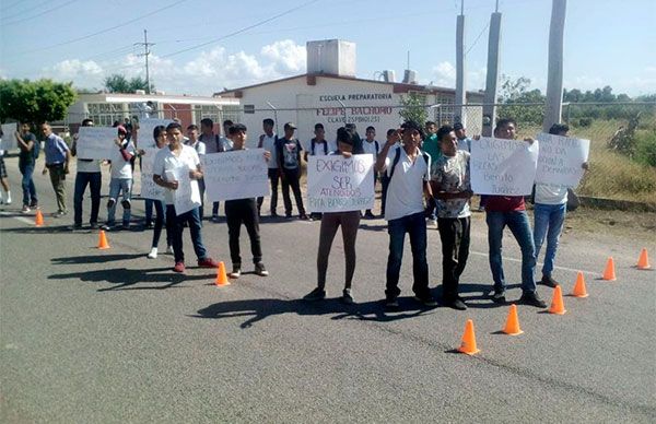 Estudiantes indígenas en pie de lucha por la beca Benito Juárez