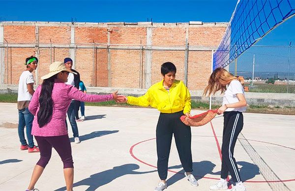 Jóvenes estudiantes realizan actividades recreativas y deportivas