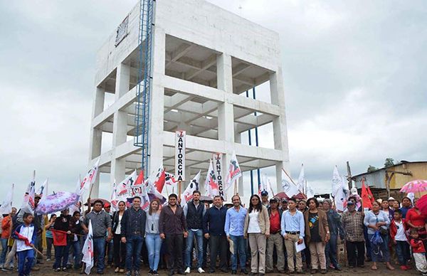 Se compromete Yunes Márquez a resolver la carencia de agua en colonia 