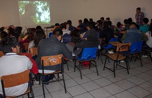 Estudiantes de preparatoria analizan la vida de Ernesto Che Guevara