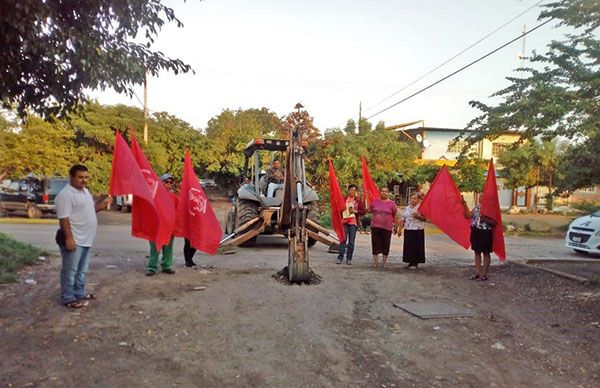 Antorchistas de Apatzingán dan banderazo de arranque a obra de pavimentación