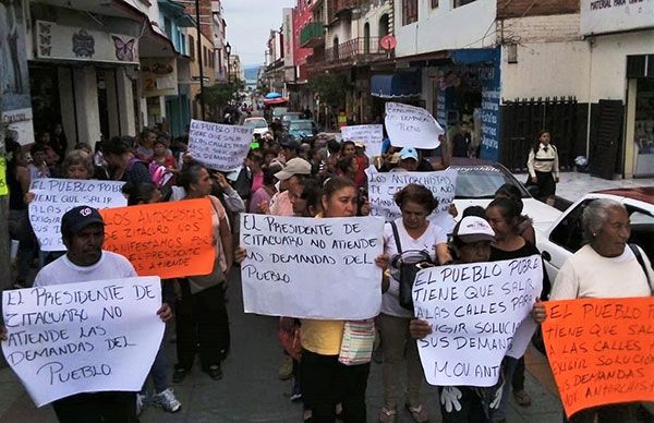 Edil de Zitácuaro no atiende a los pobres; antorchistas salen a las calles a denunciar sus deficiencias