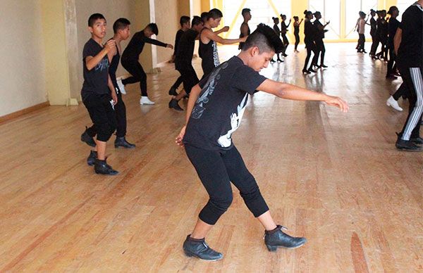 Imparten curso de danza para docentes