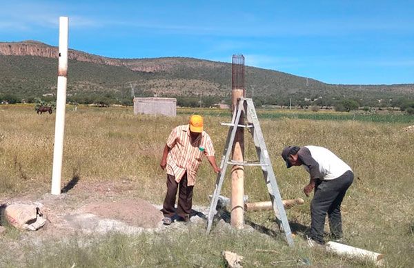 Se organizan para construir palapa para sus reuniones