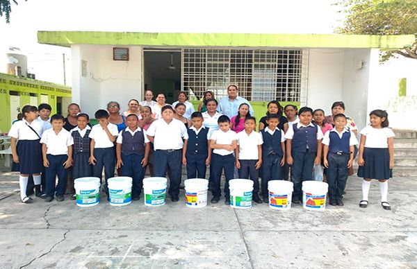 Regidora antorchista entrega pintura para escuela primaria