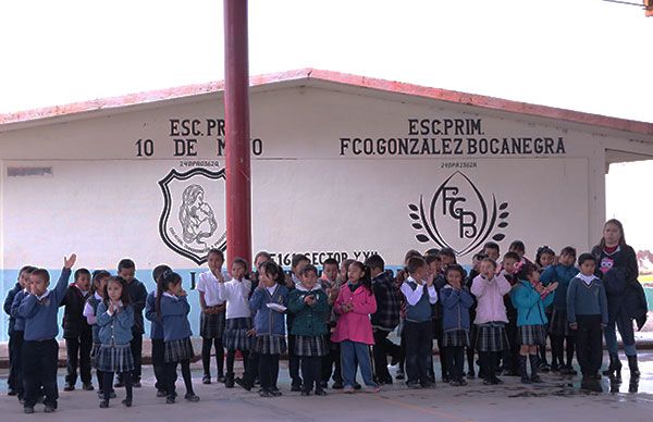 Escuela primaria se beneficia con techado 