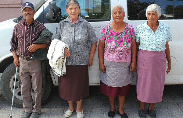 DIF municipal de Charcas entrega prótesis dentales a personas de la tercera edad 