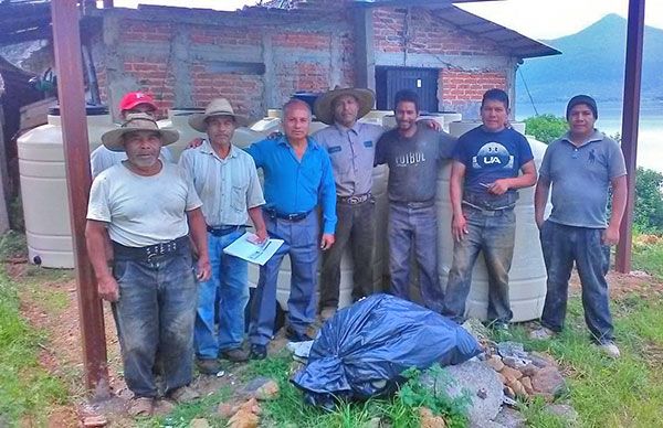 En Tzintzuntzan familias antorchistas reciben apoyo de tinacos