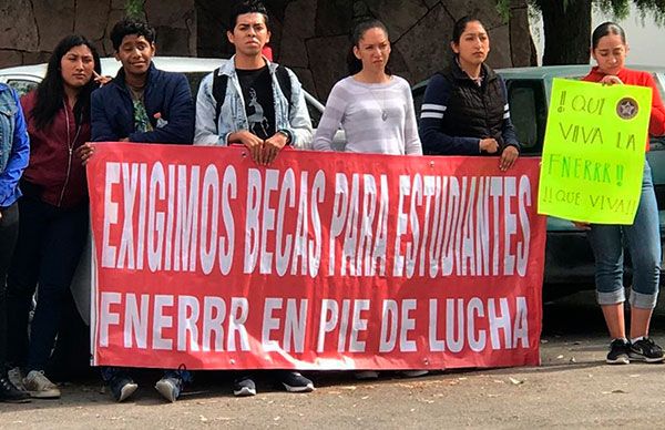 Con manifestación exigen entrega de becas Benito Juárez