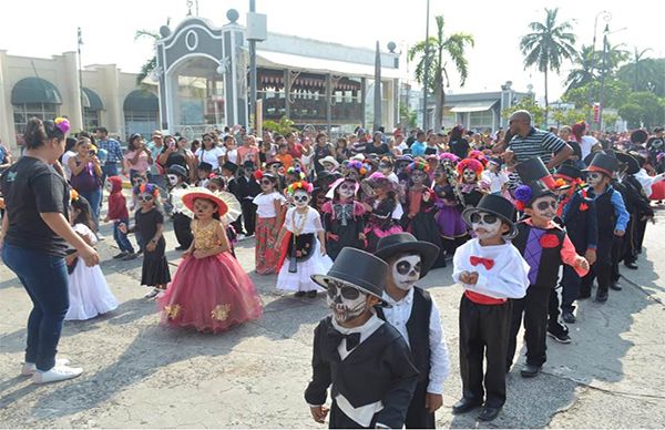 Jóvenes antorchistas realizan desfile de catrinas en el Puerto de Veracruz