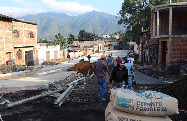 A dos meses de haber iniciado, pavimentación gestionada por Antorcha avanza al 85%