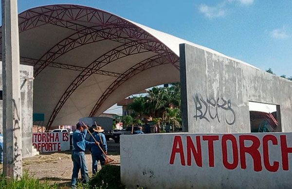 Inician trabajos de mantenimiento del complejo deportivo Antorcha