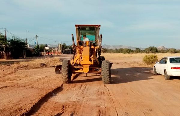 Gestiones antorchistas logran raspado de calles en Tres Reinas 