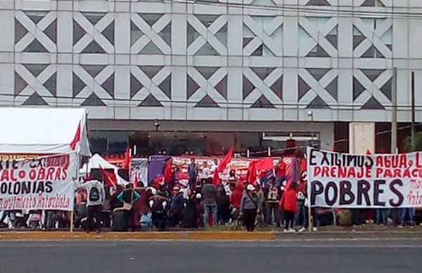 Miles de potosinos encabezados por alcaldes, se manifiestan en Congreso de la Unión 