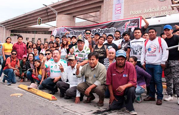 Coahuilenses se instalan en plantón a las afueras de la Cámara de Diputados