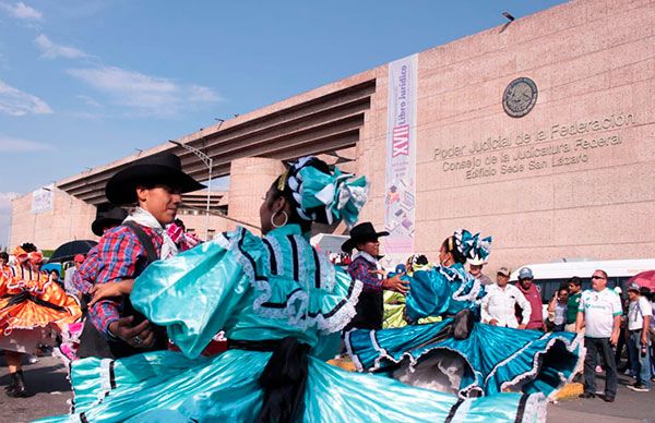 Integrantes del ballet estatal de Antorcha participan en el plantón