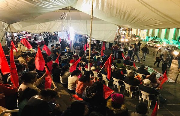 Antorchistas instalan plantón frente a Palacio de Gobierno