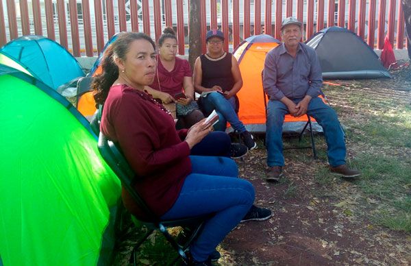 Habitantes de Santo Domingo en manifestación ante Congreso de la Unión 