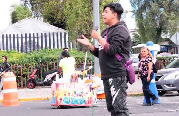 Jóvenes presentes en plantón.