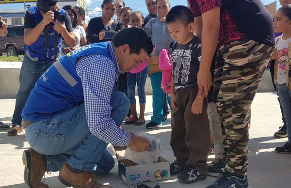 Son beneficiados con zapatos estudiantes de primaria y secundaria