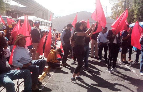 Mexquitenses piden reparación de caminos en el Congreso de la Unión 