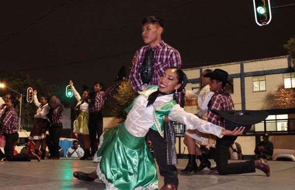 Ambiente de festejo en plantón frente a Cámara de Diputados