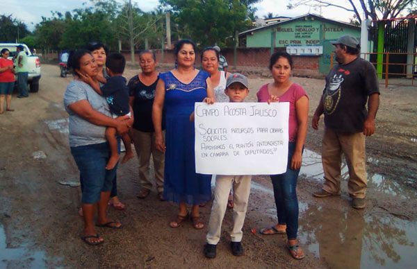 En Tomatlán, dicen no al recorte del presupuesto federal para obras y servicios