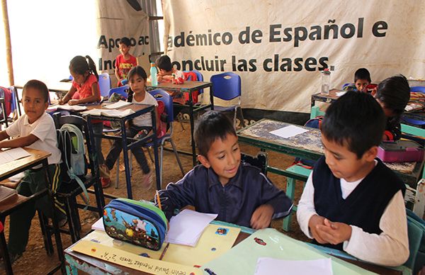 Alumnos de educación básica reciben clases en situación precaria