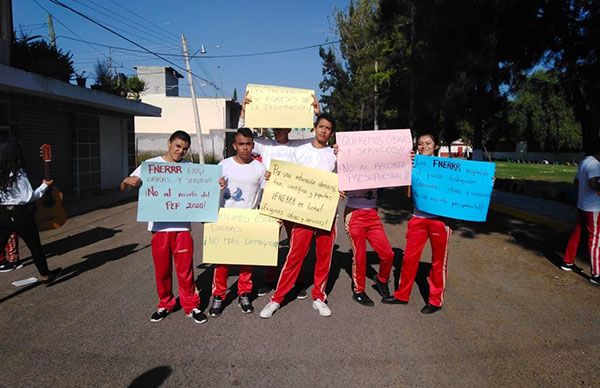 En desfile de la Revolución, estudiantes muestran su apoyo en contra el recorte del PEF