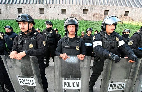 Policía cerca a manifestantes en Cámara de Diputados