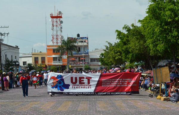 Participa la UET en el desfile del 20 de noviembre