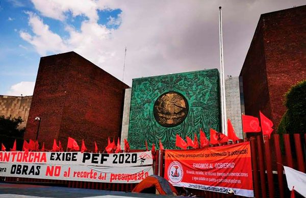 Patricia Silva Celis brinda apoyo a manifestantes en el Congreso de la Unión 