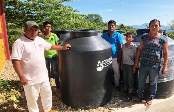 Tinacos a indígenas amuzgos de Ometepec, logro de Antorcha