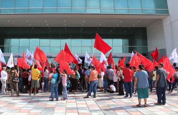 Exigen la entrega de apoyos a la canasta básica