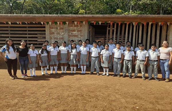 Alumnos indígenas de la sierra de Soteapan, exigen la culminación de aulas