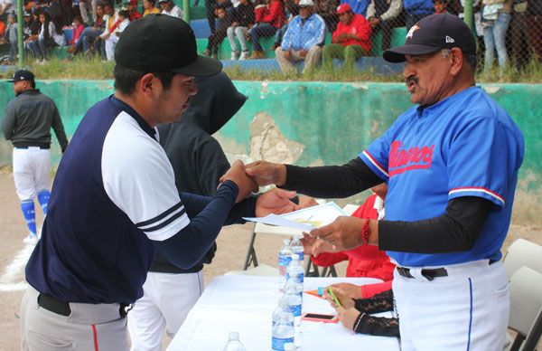 Da inicio el campeonato de beisbol en Charcas