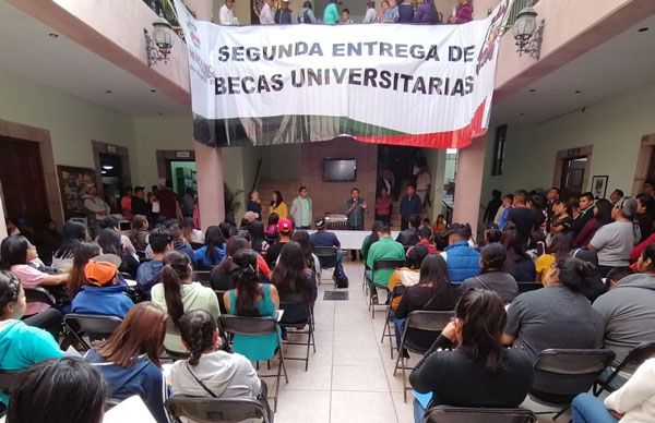 Hacen entrega de becas universitarias