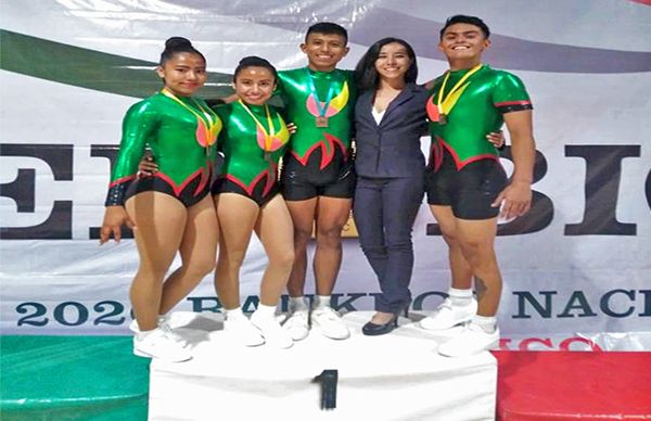 Estudiantes del Instituto Salvador Díaz triunfan en gimnasia aeróbica.