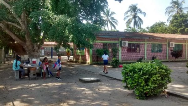 Persisten carencias en escuelas; Gobierno morenista las condena   