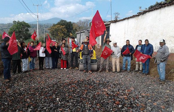 Antorcha Construye Erongarícuaro con pavimentación de calle