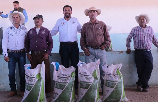 Alcalde antorchista gestiona y entrega apoyo al campo