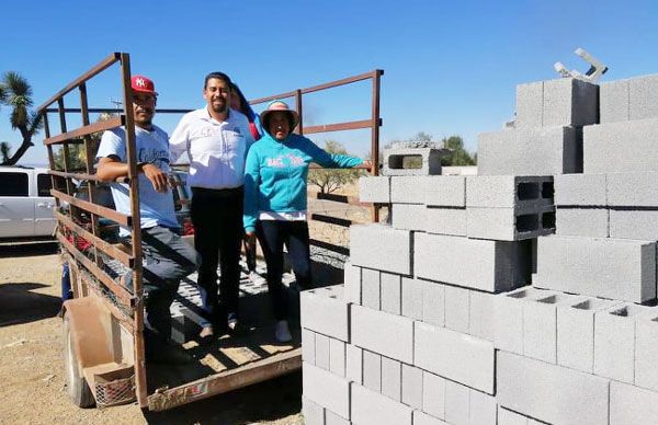 Alcalde antorchista apoya a villaramenses con material para mejoramiento de la vivienda