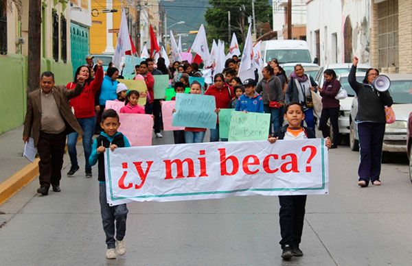 Antorchistas marchan y exigen la intervención del Presidente municipal para solución de demandas