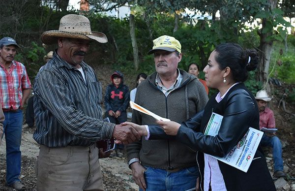 Sara álvarez brinda auxilio a los habitantes de la Sierra de Armadillo   