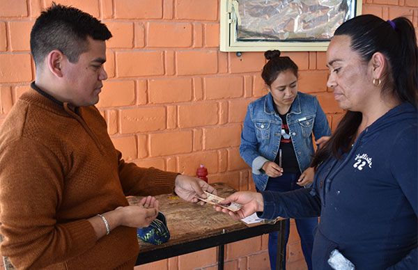 Da inició entrega de becas a nivel básico en poblados de Santo Domingo.